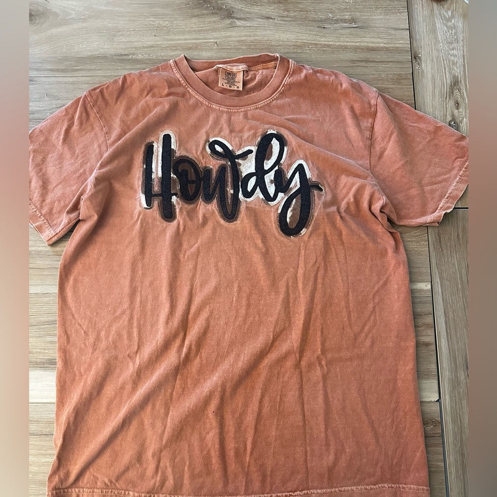 “Howdy” Custom Tee L